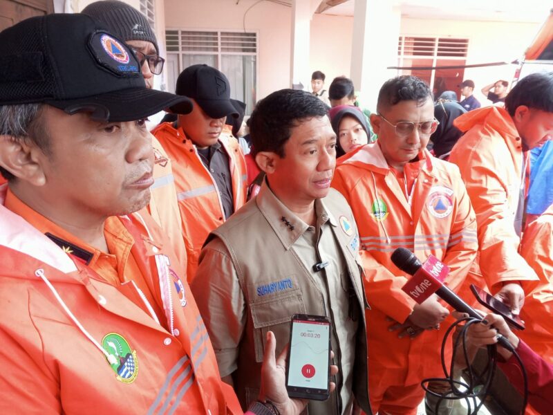 Kepala BNPB Letjen TNI Suharyanto saat konfrensi pers update pencarian korban longsor hari ke 5 di posko darurat aula kantor Desa Pasirlangu, Kecamatan Cisarua KBB (foto: Abdul Kholilulloh)