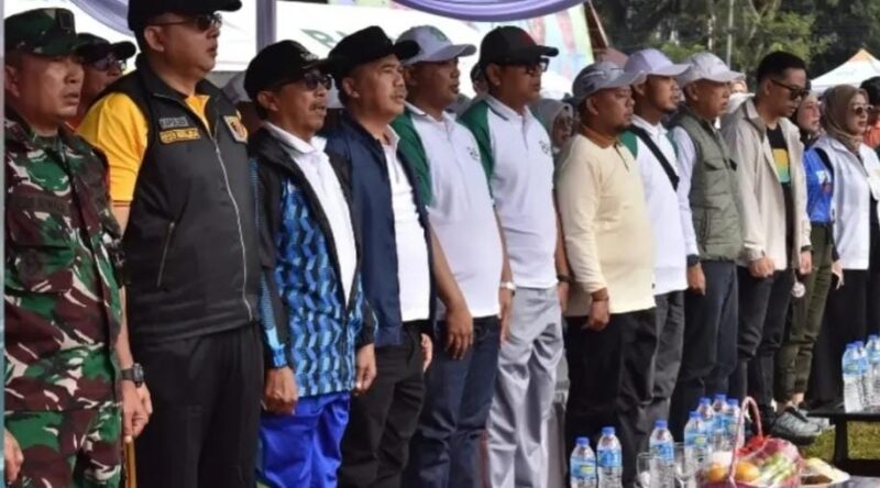 Gerak Jalan Santai dalam rangka Hari Amal Bakti (HAB) Kementerian Agama Kabupaten Bandung Barat ke-80, yang digelar di Lapang Panglejar, Kecamatan Cikalongwetan, Jumat (17/1/2026).