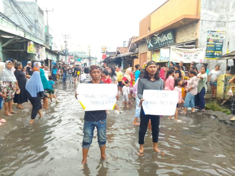 Warga menggelar aksi dengan membentangkan spanduk bentuk protes dengan menutup akses Jalan KH Fudholi pada Kamis sore (29/1/2026), foto: Muh. Bachtiar