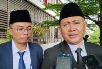 Sekretaris Daerah (Sekda) Kabupaten Bandung Barat (KBB), Ade Zakir Hasyim, didampingi Kepala BKPSDM KBB, Rega Wiguna (foto: Abdul Kholilulloh)