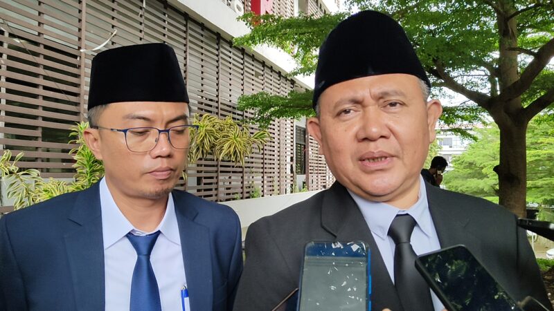 Sekretaris Daerah (Sekda) Kabupaten Bandung Barat (KBB), Ade Zakir Hasyim, didampingi Kepala BKPSDM KBB, Rega Wiguna (foto: Abdul Kholilulloh)