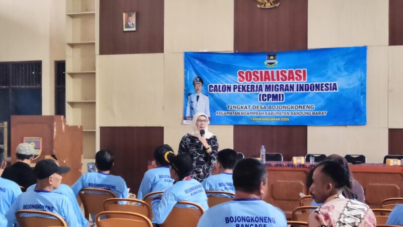 Untuk menekan praktik perekrutan nonprosedural, Dinas Ketenagakerjaan dan Transmigrasi (Disnakertrans) KBB menggelar Sosialisasi Calon Pekerja Migran Indonesia (CPMI) di aula Desa Bojongkoneng, Kecamatan Ngamprah KBB, Kamis 15 Januari 2026 (foto: Abdul Kholilulloh)