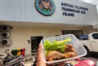Sampling Menu MBG ayam di dapur SPPG Cilame bau menyengat (foto: Abdul Kholilulloh)