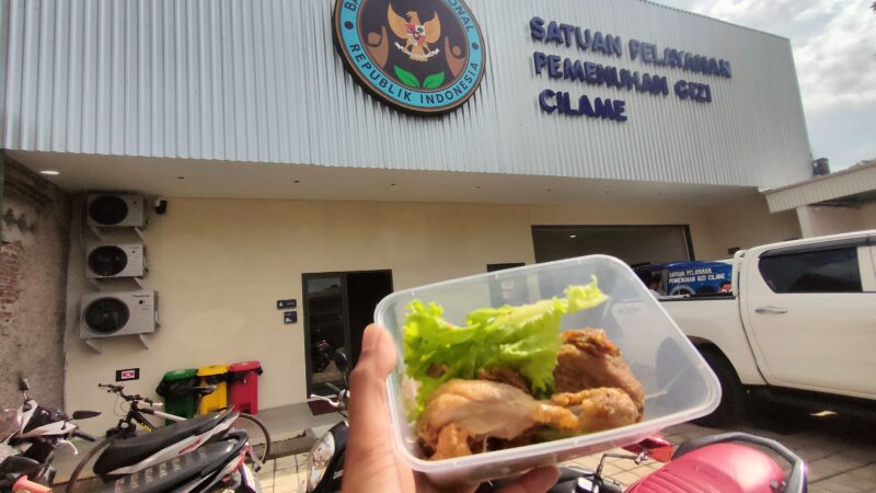 Sampling Menu MBG ayam di dapur SPPG Cilame bau menyengat (foto: Abdul Kholilulloh)