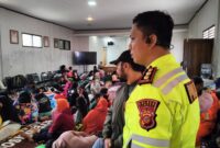 Warga di posko pengungsian korban longsor di Desa Pasirlangu, Kecamatan Cisarua, Kabupaten Bandung Barat (KBB), Jawa Barat. Foto: Abdul Kholilulloh)