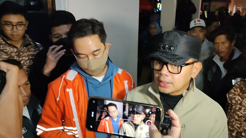 Wakil Menteri Dalam Negeri Bima Arya didampingi Bupati Bandung Barat, Jeje Richtie Ismal konfrensi pers usai meninjau posko pengungsian di Kantor Desa Pasirlangu, Kecamatan Cisarua KBB (foto: Abdul Kholilulloh)