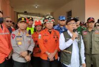 Menteri Koordinator Bidang Pembangunan Manusia dan Kebudayaan (Menko PMK) Pratikno saat konfrensi pres di posko bencana kantor Desa Pasirlangu, Kecamatan Cisarua KBB (foto: Abdul Kholilulloh)