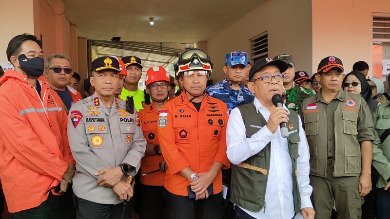 Menteri Koordinator Bidang Pembangunan Manusia dan Kebudayaan (Menko PMK) Pratikno saat konfrensi pres di posko bencana kantor Desa Pasirlangu, Kecamatan Cisarua KBB (foto: Abdul Kholilulloh)