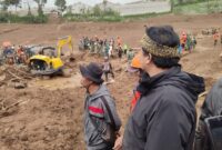 Anggota Komisi IV DPR RI, Dadang M. Naser terjun langsung ke lokasi nencana lonsor di Kampung Pasir Kuning, Desa Pasirlangu, Kecamatan Cisarua KBB (foto: Abdul Kholilulloh)