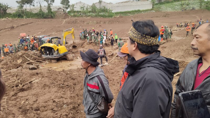 Anggota Komisi IV DPR RI, Dadang M. Naser terjun langsung ke lokasi nencana lonsor di Kampung Pasir Kuning, Desa Pasirlangu, Kecamatan Cisarua KBB (foto: Abdul Kholilulloh)