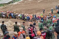 Tim SAR Gabungan TNI/Polri bersama relawan berjibaku mengevakuasi korban tertimbun longsor di Desa Pasirlangu, Kecamatan Cisarua KBB (foto: Abdul Kholilulloh)
