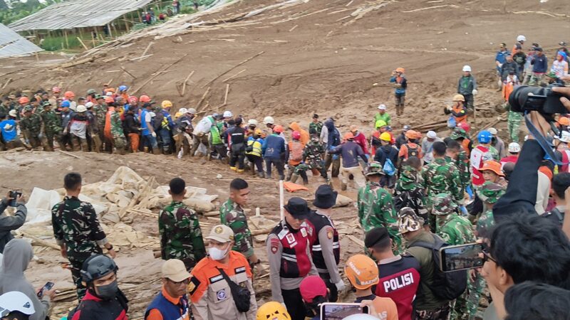 Tim SAR Gabungan TNI/Polri bersama relawan berjibaku mengevakuasi korban tertimbun longsor di Desa Pasirlangu, Kecamatan Cisarua KBB (foto: Abdul Kholilulloh)