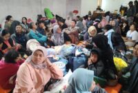 situasi terkini di pengungsian aula kantor Desa Pasirlangu, Kecamatan Cisarua KBB (foto: Abdul Kholilulloh)