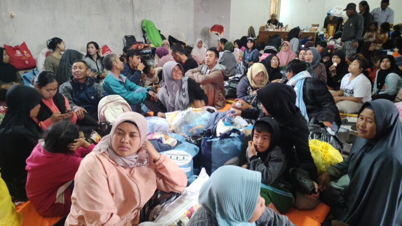 situasi terkini di pengungsian aula kantor Desa Pasirlangu, Kecamatan Cisarua KBB (foto: Abdul Kholilulloh)