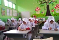 Kegiatan belajar mengajar di SDN 1 Pasirlangu (foto; ilustrasi / instagram @sdn1pasirlangu)