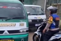 Video viral petugas kepolisian meneguk sopir angkot lawah arah di Jalan Nanjung, Kota Cimahi (foto: tangkapan layar video viral)