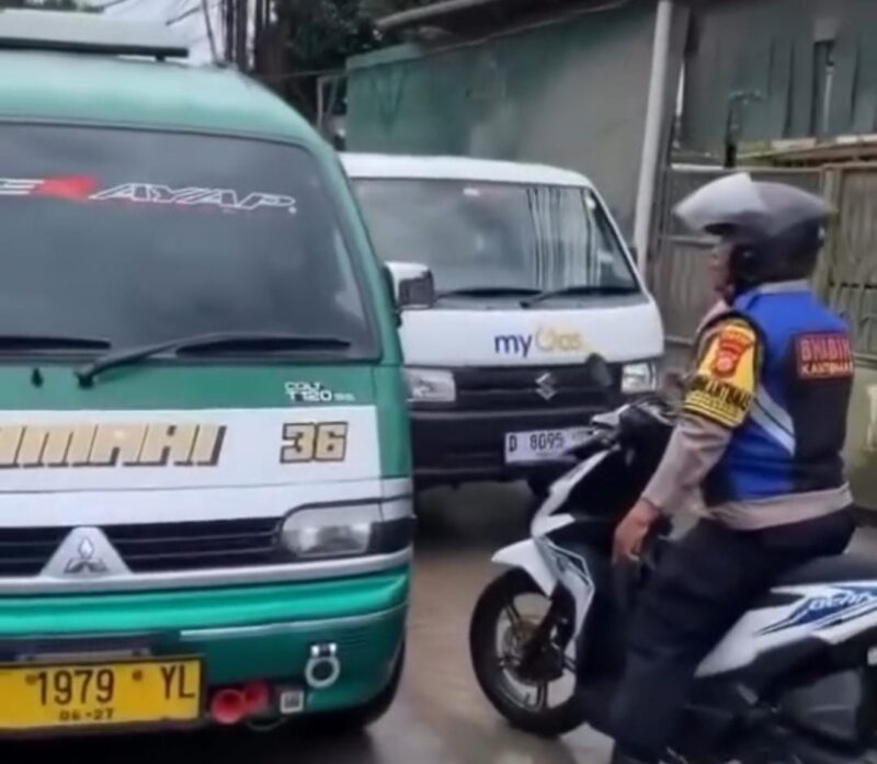 Video viral petugas kepolisian meneguk sopir angkot lawah arah di Jalan Nanjung, Kota Cimahi (foto: tangkapan layar video viral)