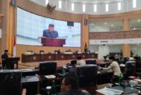 Dewan Perwakilan Rakyat Daerah (DPRD) Kabupaten Bandung Barat (KBB) resmi menyetujui Rancangan Peraturan Daerah (Raperda) tentang Penyelenggaraan Program Jaminan Sosial Ketenagakerjaan dalam Rapat Paripurna yang digelar di Gedung DPRD KBB, Jumat (30/1/2026). Foto: Abdul Kholilulloh