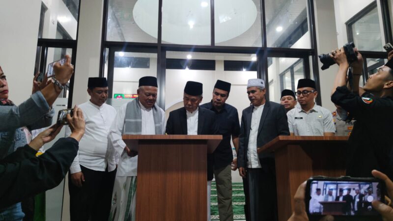 Wakil Bupati Bandung Barat H. Asep Ismail meresmikan Masjid Al Lathif di Padalarang. Masjid wakaf milik pengusaha ini menjadi rest area religius di depan Stasiun Padalarang (foto: Abdul Kholilulloh)