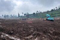 Tim SAR gabungan terus melakukan pencarian korban longsor di Desa Pasirlangu, Kecamatan Cisarua, Kabupaten Bandung Barat (KBB), foto: Abdul Kholilulloh