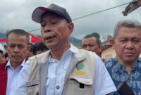 Wakil Menteri Sosial (Wamensos) Agus Jabo Priyono saat meninjau Posko Pengungsian di Kantor Desa Pasirlangu, Jumat (6/2/2026). foto: Abdul Kholilulloh