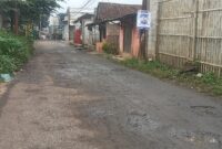 Warga Jalan Kepuh Kidul, Desa Padalarang, Kecamatan Padalarang, Kabupaten Bandung Barat keluhkan jalan rusak yang baru di aspal, Senin 9 Februari 2026 (foto: istimewa)
