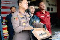 Kapolres Cimahi AKBP Niko N. Adi Putra barang bukti atas pembunuhan pelajar SMPN 26 Kota Bandung (foto: Hummas Polres Cimahi)