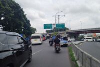 Lonjakan wisatawan terpantau di Jalan Raya Padalarang-Bandung di momen libur panjang akhir pekan hingga perayaan Tahun Baru Imlek, Senin 16 Februari 2026 (foto: Abdul Kholilulloh)