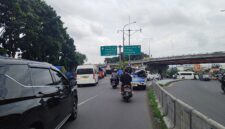 Lonjakan wisatawan terpantau di Jalan Raya Padalarang-Bandung di momen libur panjang akhir pekan hingga perayaan Tahun Baru Imlek, Senin 16 Februari 2026 (foto: Abdul Kholilulloh)