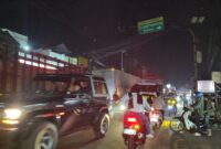 Arus lalulintas Jalan Raya Padalarang (simpang Rancabali) padat merayap, Senin 16 Februari 2026 (foto: Abdul Kholilulloh)