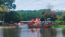 Atraksi Barongsai dan Liong jadi Magnet Wisata Imlek di Floating Market Lembang (foto: istinewa)