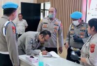 Seluruh personel Polres Cimahi menjalani tes urine mendadak (foto: istimewa)