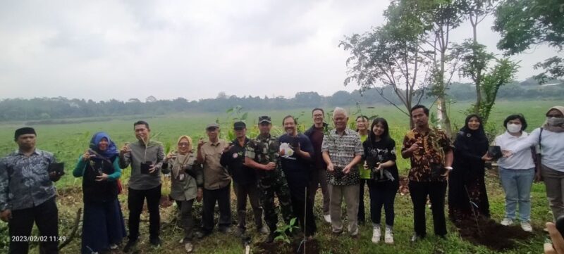 pengusaha muda Julius Robinson Hingga kini, lebih dari 4.000 pohon telah ditanam di sejumlah wilayah seperti Bojongsoang, Cisanti, Gunung Masigit, dan Lembang.