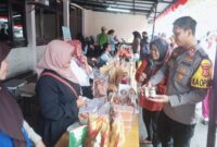 Kapolres Cimahi, AKBP Niko N. Adi Putra, pimpin bazar murah yang digelar di Mapolres Cimahi (foto: istimewa)