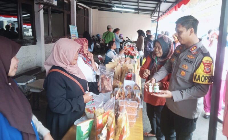 Kapolres Cimahi, AKBP Niko N. Adi Putra, pimpin bazar murah yang digelar di Mapolres Cimahi (foto: istimewa)