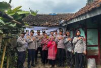 Polres Cimahi, Polda Jabar melaksanakan kegiatan bakti sosial (baksos) berupa renovasi Rumah Tidak Layak Huni (Rutilahu) di Desa Tugumukti, Kecamatan Cisarua, Kabupaten Bandung Barat (KBB), Kamis (26/02/2026). foto: istimewa