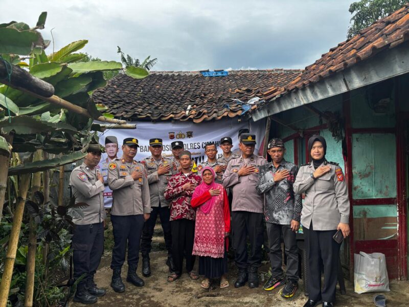 Polres Cimahi, Polda Jabar melaksanakan kegiatan bakti sosial (baksos) berupa renovasi Rumah Tidak Layak Huni (Rutilahu) di Desa Tugumukti, Kecamatan Cisarua, Kabupaten Bandung Barat (KBB), Kamis (26/02/2026). foto: istimewa