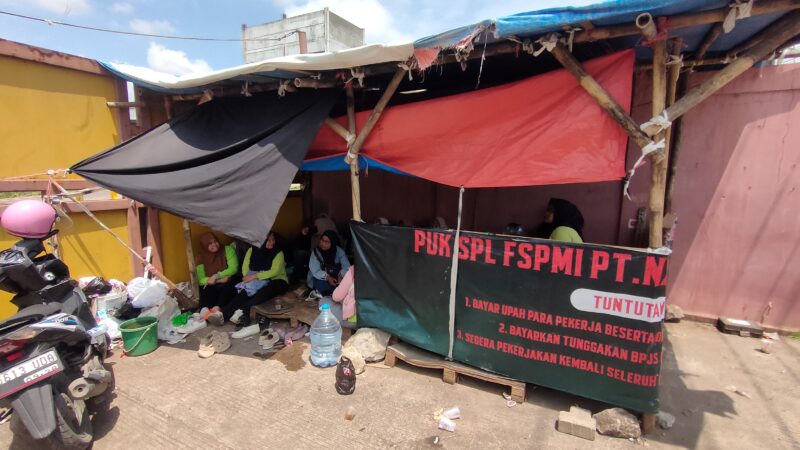 Ratusan buruh yang tergabung dalam PUK FSPMI PT Namasindo Plas mengaku telah enam bulan terkatung-katung tanpa kejelasan status kerja dan hak upah (foto: Abdul Kholilulloh)