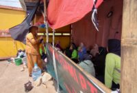 Ratusan buruh yang tergabung dalam PUK Federasi Serikat Pekerja Metal Indonesia (FSPMI) PT Namasindo Plas KBB nasibnya terkatung katung bertahan di tenda perjuangan (Foto: Abdul Kholilulloh)