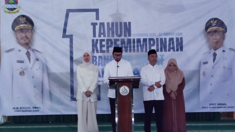 Bupati Jeje Ritchie Ismail dan istri didampingi Wakil Bupati Bandung Barat, Asep Ismail dan istri hadiri buka puasa bersama ASN di Masjid As-Sidiq di momen satu tahun kepemimpinan AMANAH (foto: Abdul Kholilulloh)