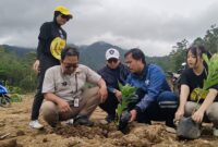 Penghijauan dangan penanaman 1000 pohon di lokasi pasca Longsor  Desa Pasirlangu, Kecamatan Cisarua KBB, kegiatan melibatkan kolaborasi tiga pihak utama, yakni penyedia dana, EGGMPIRE TOKEN (EGGM), penyalur bantuan / penerima hibah dana, Yayasan Equator Bumi Lestari (Equity to Equator / EQ2), dan penyedia telur bantuan, PT EGGCOLOGIC BUMI LESTARI dan menggandeng DLH KBB (foto: Abdul Kholilulloh)