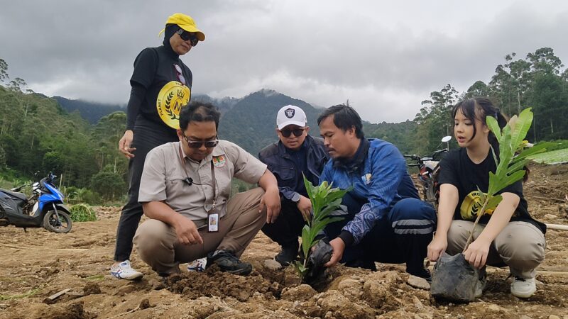 Penghijauan dangan penanaman 1000 pohon di lokasi pasca Longsor  Desa Pasirlangu, Kecamatan Cisarua KBB, kegiatan melibatkan kolaborasi tiga pihak utama, yakni penyedia dana, EGGMPIRE TOKEN (EGGM), penyalur bantuan / penerima hibah dana, Yayasan Equator Bumi Lestari (Equity to Equator / EQ2), dan penyedia telur bantuan, PT EGGCOLOGIC BUMI LESTARI dan menggandeng DLH KBB (foto: Abdul Kholilulloh)