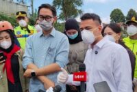 Utusan Khusus Presiden Bidang Pembinaan Generasi Muda dan Pekerja Seni, Raffi Ahmad, didampingi istri Nagita Slavina bersama Bupati Bandung Barat, Jeje Ritchie Ismail ke lokasi bencana longsor Desa Pasirlangu, Kecamatan Cisarua KBB (foto: istimewa)