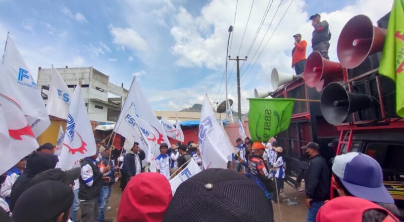 Koalisi Enam Serikat Pekerja/Buruh Kabupaten Bandung Barat (KBB) menggelar aksi besar-besaran di PT Namasindo Plas, Kampung Cangkorah, Desa Giriasih, Kecamatan Batujajar, Kamis (5/2/2026). Foto: Abdul Kholilulloh)