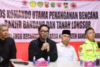 Bupati Bandung Barat, Jeje Ritchie Ismail memastikan bantuan uang tunai sebesar Rp5 juta per kepala keluarga (KK) tetap menjadi prioritas utama bagi warga terdampak banjir dan longsor di Cisarua (foto: istimewa)