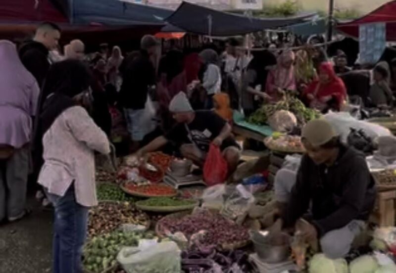 Kondisi semerawut Pasar Sindnagkerta, Kabupaten Bandung Barat (KBB), foto: istimewa