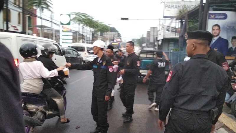 Dewan Pimpinan Daerah (DPD) Partai NasDem Kabupaten Bandung Barat menggelar doa dan pembagian takjil di Sektetariat DPD NasDem KBB, pada Ahad, 1 Maret 2026. 