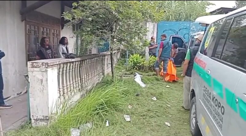 Polisi evakuasi dua jenazah di dalam mobil di Kampung Pamucatan, Desa Ciburuy, Kecamatan Padalarang, Kabupaten Bandung Barat. foto: Abdul Kholilulloh