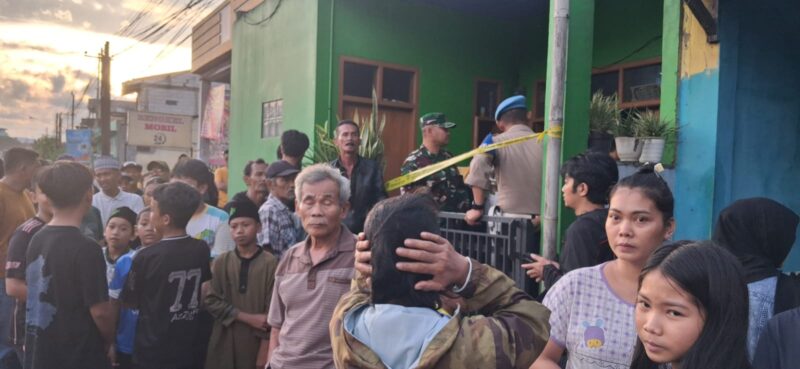 Polisi lakukan olah TKP pembunuhan siswa kelas 6 SD di rumahnya di Kampung Warung Tiwu, RT 02/RW 16, Desa Cipatat, Kecamatan Cipatat KBB (foto: istimewa)