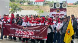 Lembaga Anti Korupsi Indonesia (LAKI) Kabupaten Bandung Barat (KBB) unjuk rasa di kantor DPRD KBB (foto: istimewa)